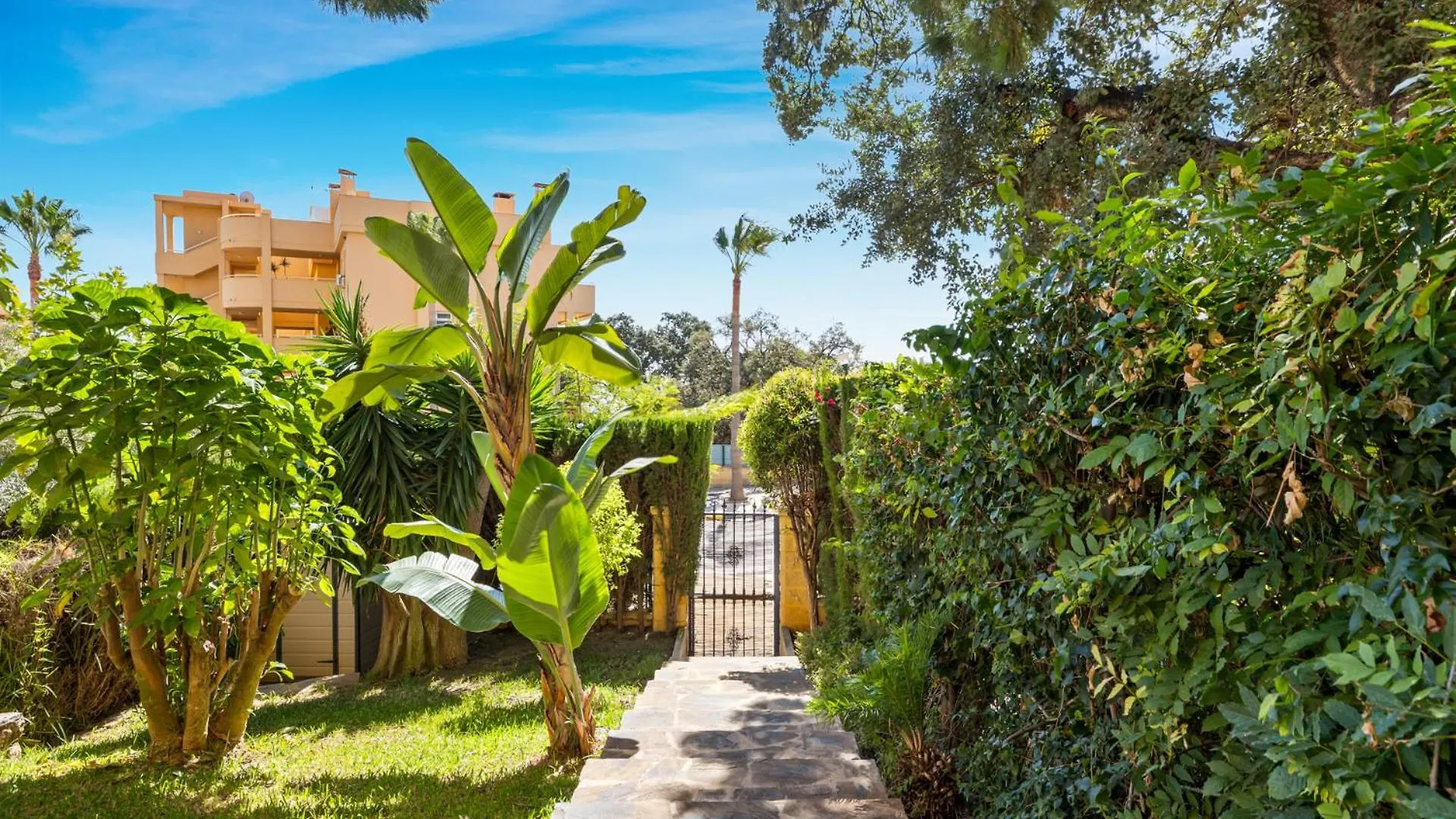 Seaview With Private Garden 5 Minutes Walk To The Beach And Amenities Sitio de Calahonda
