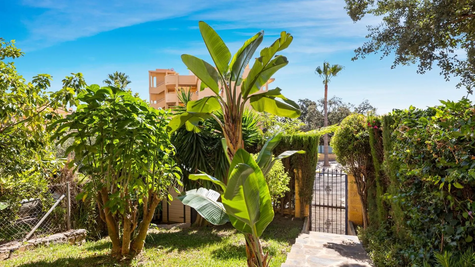 Seaview With Private Garden 5 Minutes Walk To The Beach And Amenities Sitio de Calahonda