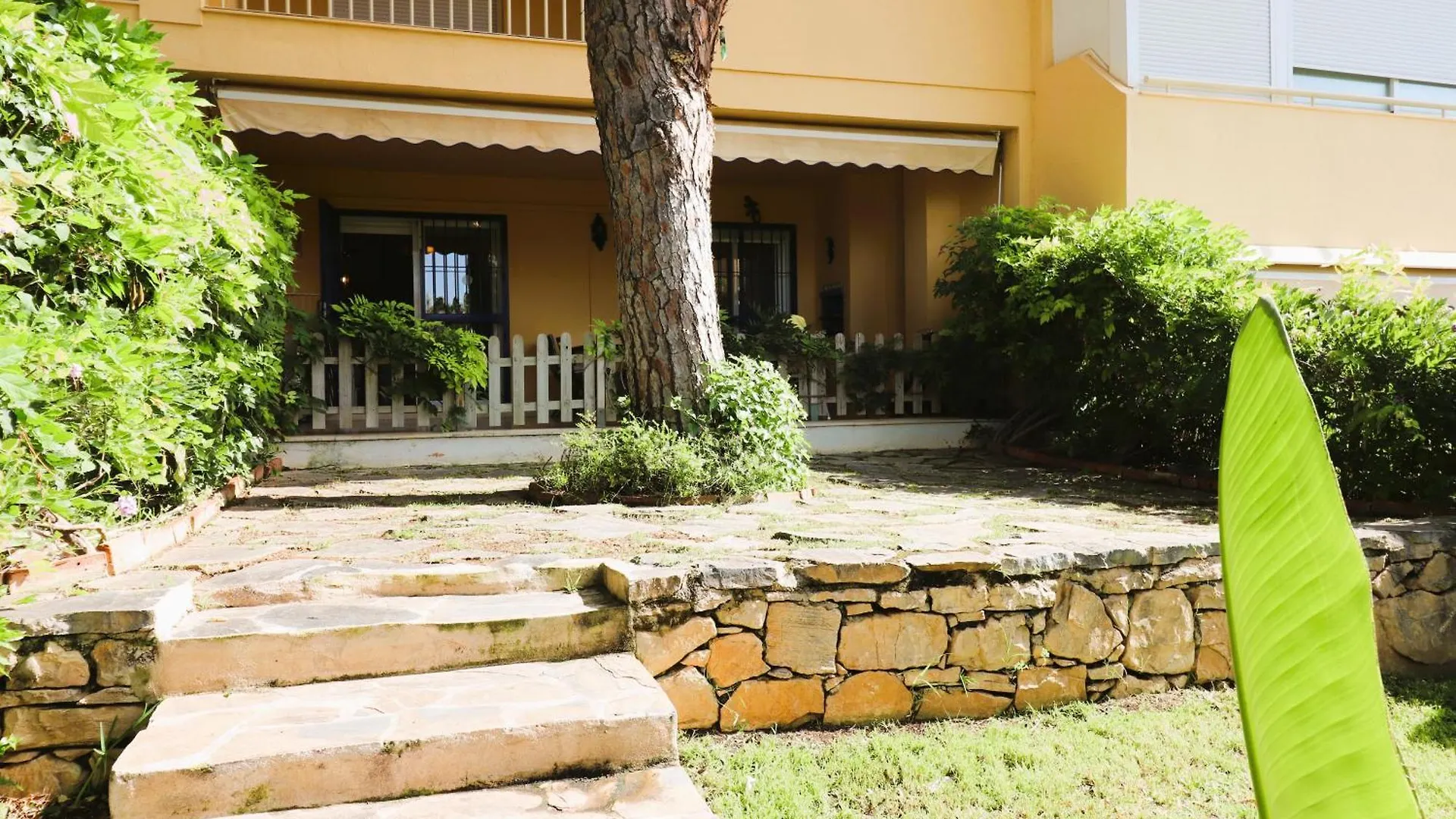 Seaview With Private Garden 5 Minutes Walk To The Beach And Amenities Sitio de Calahonda Apartment